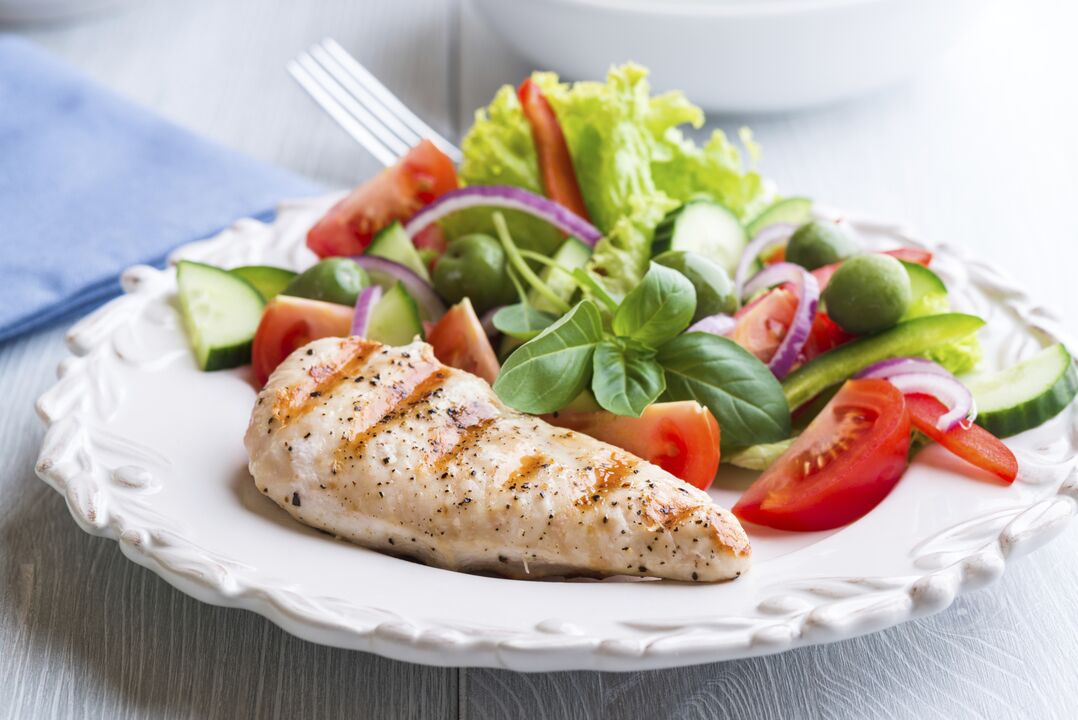 Csirkemell zöldségekkel az egészséges ételek menüben