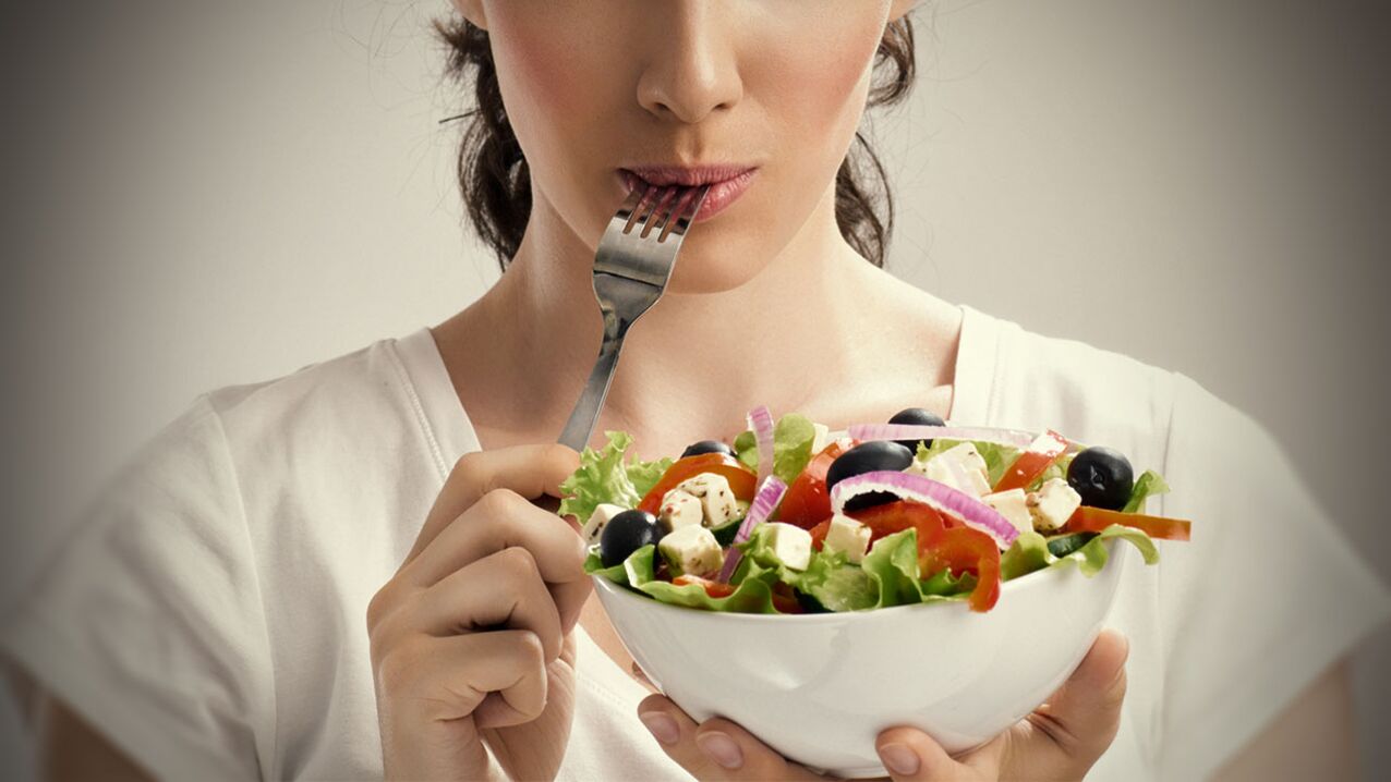 Növényi saláta fogyókúrás lány étrendjében