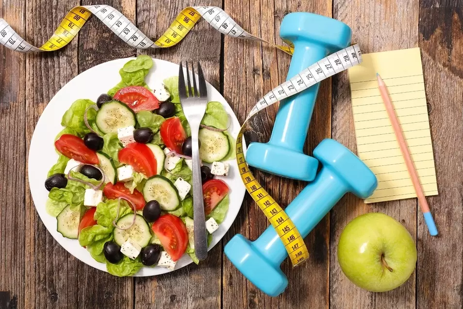 Az alacsony kalóriatartalmú étrend a Kedvenc diétán, edzéssel párosítva, hatékonyan segít a fogyásban